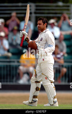 Cricket - Liverpool Victoria County Championship - Divisione due - Surrey / Somerset - Woodbridge Road. Mark Ramprakash di Surrey celebra il suo cammino verso il 167 Foto Stock