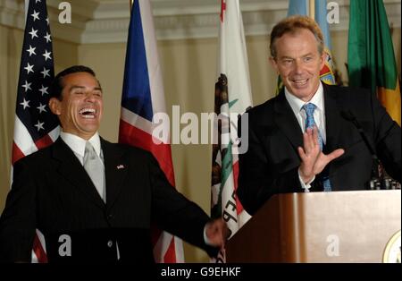 Il primo Ministro britannico Tony Blair con il Sindaco di Los Angeles Antonio Villaraigosa alla Getty Villa di Santa Monica, durante la visita di quattro giorni di Blair in California. Foto Stock