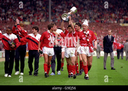 (L-R) Franz Carr, Brian Rice, Lee Glover, Garry Parker, Steve Chettle, Nottingham Forest, Steve Hodge, Tommy Gaynor e Stuart Pearce sul giro d'onore dopo la loro vittoria del 3-1 Foto Stock