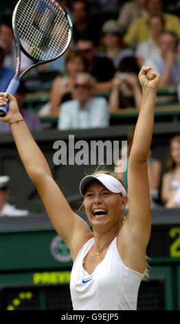 Maria Sharapova in Russia celebra la sconfitta di Elena Dementieva in Russia durante la quarta partita finale dei Campionati di tennis del prato all England a Wimbledon. Foto Stock