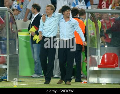 L'allenatore tedesco Jurgen Klinsmann festeggia al fischio finale assistente Joachim Loew Foto Stock