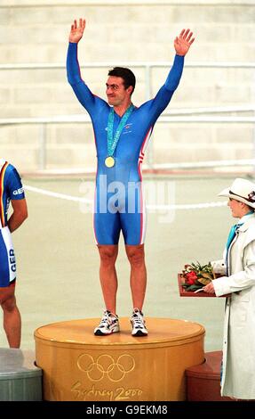 Ciclismo - Olimpiadi di Sydney 2000 - Time Trial da 1 km per uomo - finale. Jason Queally della Gran Bretagna festeggia di aver ricevuto la sua medaglia d'oro per aver vinto il Time Trial da 1 km degli uomini Foto Stock