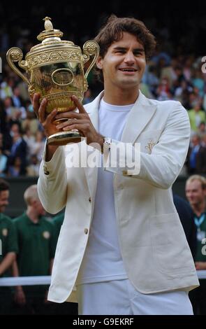 Roger Federer in Svizzera festeggia con il trofeo dopo aver sconfitto il spagnolo Rafael Nadal durante i Campionati di tennis all England Lawn a Wimbledon. Foto Stock