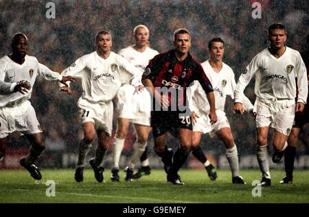 Oliver Bierhoff di AC Milan (c) attende l'arrivo della croce, circondata da Michael Duberry di Leeds United (l-r), Dominic Matteo, Danny Mills, Ian Harte e Eirik Bakke Foto Stock