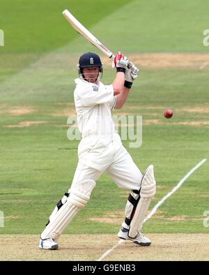 Paul Collingwood in azione in Inghilterra durante il primo giorno del primo test Npower contro il Pakistan al campo di cricket di Lord, Londra. Foto Stock