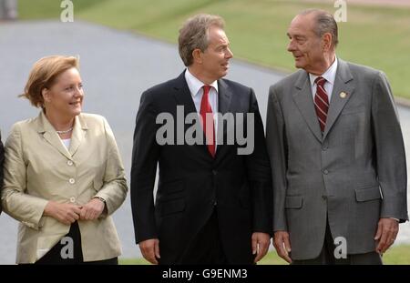 I leader del G8 (da sinistra a destra): Angela Merkel (Germania), Tony Blair (Regno Unito) e Jacques Chirac (Francia) si propongono per una foto di famiglia al G8 Summit di San Pietroburgo, Russia. Foto Stock