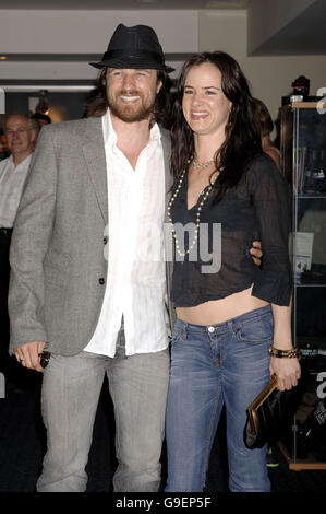 Martin Henderson e Juliette Lewis arrivano per la prima inglese di Little Fish, al Curzon Soho, nel centro di Londra. Sam Neill e la sua figlia Maiko arrivano per la prima inglese di Little Fish, al Curzon Soho, nel centro di Londra. Data immagine: Domenica 16 luglio, 2006. Il credito fotografico dovrebbe essere: Yui Mok/PA. Foto Stock