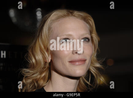 Cate Blanchett arriva per la prima inglese di Little Fish, al Curzon Soho, nel centro di Londra. Sam Neill e la sua figlia Maiko arrivano per la prima inglese di Little Fish, al Curzon Soho, nel centro di Londra. Data immagine: Domenica 16 luglio, 2006. Il credito fotografico dovrebbe essere: Yui Mok/PA. Foto Stock