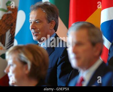 Il primo ministro britannico Tony Blair propone una fotografia di famiglia con la cancelliera tedesca Angela Merkel, il presidente degli Stati Uniti George W Bush e altri leader internazionali invitati durante il vertice del G8 a San Pietroburgo, in Russia. Foto Stock