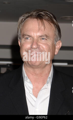 Sam Neill arriva per la prima inglese di Little Fish, al Curzon Soho, nel centro di Londra. Sam Neill e la sua figlia Maiko arrivano per la prima inglese di Little Fish, al Curzon Soho, nel centro di Londra. Data immagine: Domenica 16 luglio, 2006. Il credito fotografico dovrebbe essere: Yui Mok/PA. Foto Stock