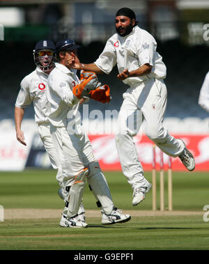 Monty Panesar dell'Inghilterra celebra la presa del wicket del Mohammad del Pakistan Yousuf Foto Stock