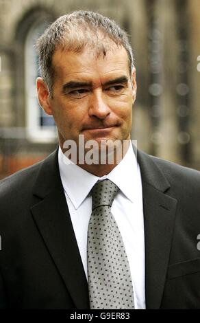 Tommy Sheridan, socialista scozzese, si trova fuori dalla Corte di sessione di Edimburgo, dove continua la sua azione di diffamazione contro il giornale News of the World. Foto Stock