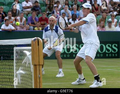 Andy Murray della Gran Bretagna torna a giocare da vicino mentre Jamie Delgado guarda durante la doppia partita della Coppa Davis contro Israele al Devonshire Park, Eastbourne. Foto Stock