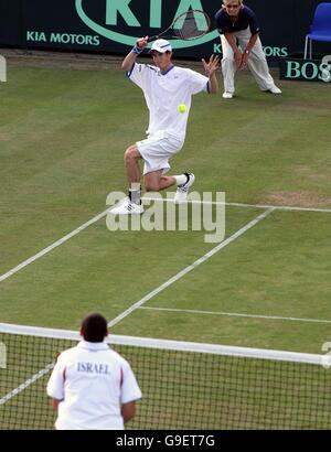 Andy Murray della Gran Bretagna restituisce un servizio da Johnathan Erlich di Israele durante la partita doppia della Coppa Davis al Devonshire Park, Eastbourne. Foto Stock