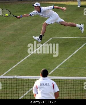 Andy Murray della Gran Bretagna restituisce un servizio da Johnathan Erlich di Israele durante la partita doppia della Coppa Davis al Devonshire Park, Eastbourne. Foto Stock