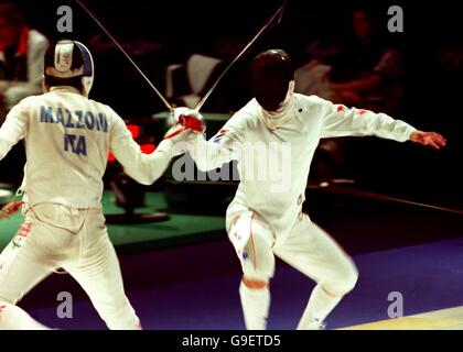 Olimpiadi di Sydney 2000 - Scherma - EPEE - Semifinali. Angelo Mazzoni (l) in azione contro la Corea Foto Stock