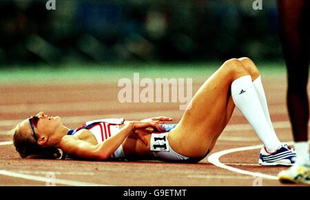 La Gran Bretagna Paula Radcliffe collassa in pista dopo un fallimento per vincere una medaglia Foto Stock