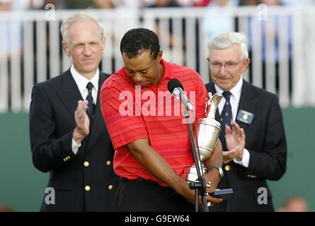 Golf - il 135th Open Championship 2006 - Day Four - Royal Liverpool - Hoylake. Apri Champion Tiger Woods con il trofeo Foto Stock