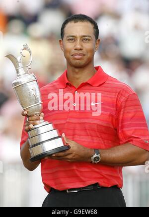 Golf - il 135th Open Championship 2006 - Day Four - Royal Liverpool - Hoylake. Apri Champion Tiger Woods con il trofeo Foto Stock