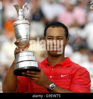 Golf - il 135th Open Championship 2006 - Day Four - Royal Liverpool - Hoylake. Apri Champion Tiger Woods con il trofeo Foto Stock