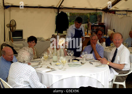 Cricket - NatWest Pro40 - Divisione due - Surrey Brown Caps / Kent Spitfakes - Guildford. Tenda Executive, Guildford Foto Stock