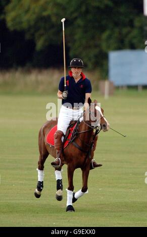 Il principe William gioca nel Vodafone Polo Trophy Match in aiuto di Hope for Tomorrow e Prince's Trust al Beaufort Polo Club di Tetbury, Gloucestershire. Foto Stock