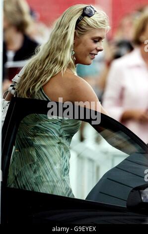 Il principe Harry la fidanzata Chelsy Davy presso le guardie Polo Club, Windsor. Foto Stock