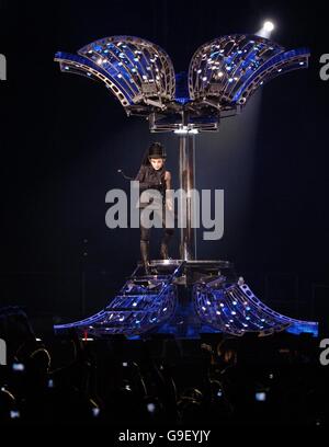 Madonna esegue in concerto al Millennium Stadium di Cardiff. Foto Stock