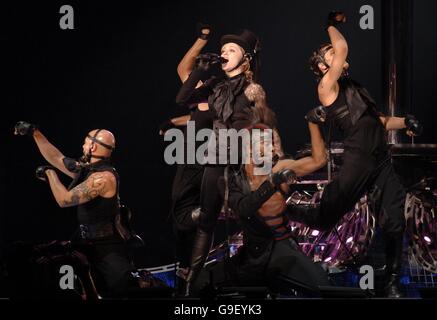 Madonna esegue in concerto al Millennium Stadium di Cardiff. Foto Stock