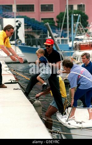 GARE AUTOMOBILISTICHE GRAN PREMIO DI MONACO. NIGEL MANSELL CON LA FAMIGLIA A BORDO DI UNA PICCOLA BARCA Foto Stock