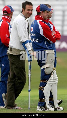 Il capitano inglese ferito Michael Vaughan parla con l'attuale capitano Andrew Strauss (a destra) durante una sessione di pratica delle reti a Headingley, Leeds. Foto Stock