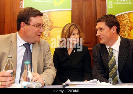 DaN Boyle, Elizabeth Davidson e Eamon Ryan parlano ai media durante una conferenza stampa al Buswell's Hotel di Dublino per lanciare la politica del Green Party per le piccole imprese. Foto Stock