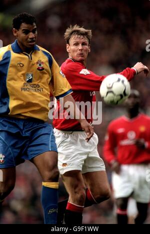 Teddy Sheringham (r) di Manchester United combatte con Tahar El di Southampton Khalej (l) Foto Stock