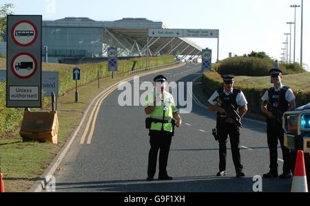 Gli agenti di polizia dell'aeroporto Stansted di Londra oggi, dopo CHE UN complotto terroristico "molto significativo" per far esplodere gli aerei a mezz'aria è stato ingannato dalla polizia e dai servizi di sicurezza, ha detto oggi il segretario all'interno John Reid. Foto Stock