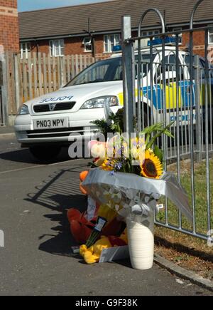 Fowers al bivio di Dalton Close e Billinge Street a Blackburn, Lancashire, dove una ragazza di sei anni è stata uccisa in un incidente hit-and-run Giovedi sera mentre si gioca in strada. Foto Stock