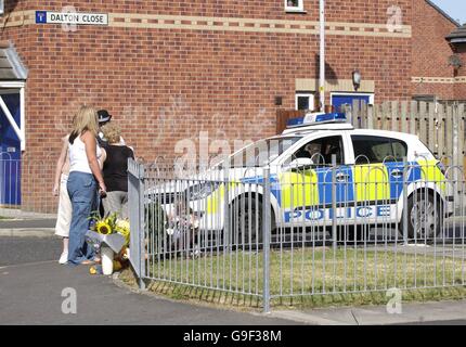 Polizia e passanti al bivio di Dalton Close e Billinge Street a Blackburn, Lancashire, dove una ragazza di sei anni è stata uccisa in un incidente di successo e corsa giovedì sera mentre giocava per strada. Foto Stock