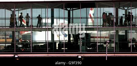 Aeroporto di Heathrow. A British Airways 747 presso il Terminal uno di arrivo / partenza gate presso l'aeroporto di Heathrow. Foto Stock