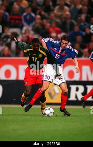 Johann Micoud (r) in Francia si inzidita con Marc-Vivien Foe (l) del Camerun Foto Stock