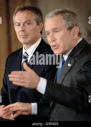 Tony Blair e George Bush tengono una conferenza stampa alla Casa Bianca di Washington. Foto Stock