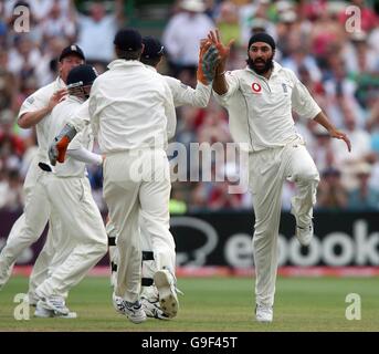 Il Monty Panesar dell'Inghilterra festeggia il lancio del wicket di Imran Farhat in Pakistan durante il terzo giorno della seconda partita di Npower Test a Old Trafford, Manchester. Foto Stock