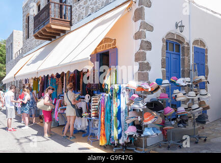 Negozio di souvenir sul waterfront street, Mandrachi, Nissiros (Nissiros), del Dodecaneso, Egeo Meridionale Regione, Grecia Foto Stock