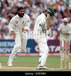 Il Monty Panesar dell'Inghilterra festeggia il lancio del wicket di Younis Khan del Pakistan durante il terzo giorno della seconda partita di test Npower a Old Trafford, Manchester. Foto Stock