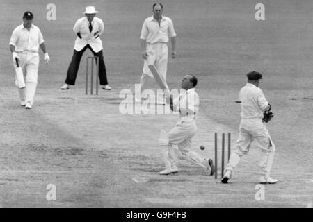 Bill Edrich (secondo r) è stato bowled dall'australiano Bill Johnston (c) per il 88 come il compagno di squadra Colin Cowdrey (l) e il guardiano Gil Langley (r) guardano sopra Foto Stock