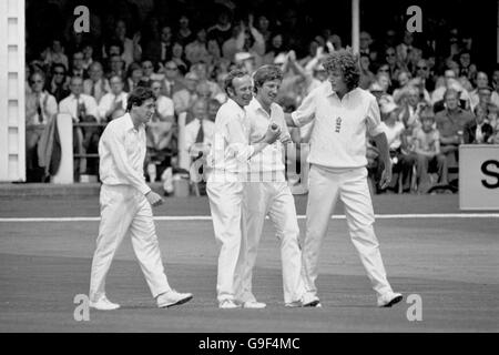 In Inghilterra Derek Randall (l), Derek Underwood (seconda l) e Bob Willis (r) si congratulano con 'New Boy' Ian Botham (seconda r) per aver preso la cattura che ha licenziato l'australiano Ian Davis (non in foto). Botham ha preso tre wickets per l'Inghilterra al suo debutto di prova. Foto Stock