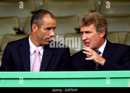 Calcio - amichevole - Celtic / Manchester United - Celtic Park. Il manager dei Rangers Paul le Guen (l) guarda l'azione dal Celtic vs Manchester United pre stagione amichevole Foto Stock