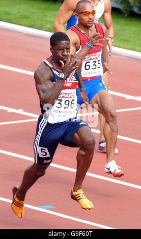 La Gran Bretagna Dwain Chambers si accingerà a vincere la sua prima gara di 100 metri durante i Campionati europei di atletica a Goteborg, Svezia. Foto Stock