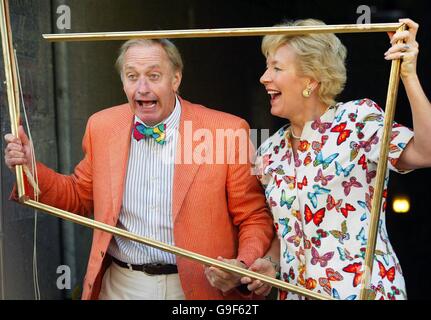 Neil e Christine Hamilton a Edimburgo lanciano il primo concorso fotografico in assoluto, Fringe Fringe Fringe Fringe Fringe, per celebrare il 60° Festival di Fringe. Foto Stock