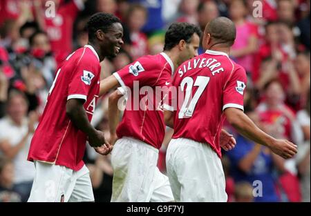 Louis Saha (a sinistra) di Manchester United celebra il suo obiettivo durante la partita amichevole contro Siviglia a Old Trafford, Manchester. Foto Stock