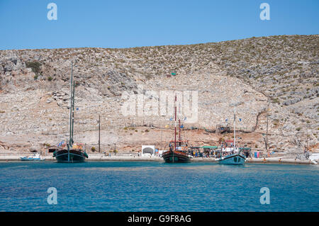 Barche di crociera ancorato nella baia, Pserimos, del Dodecaneso, Egeo Meridionale Regione, Grecia Foto Stock