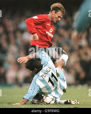 Teddy Sheringham (l) di Manchester United combatte contro Ysrael di Coventry City Zuniga (r) Foto Stock